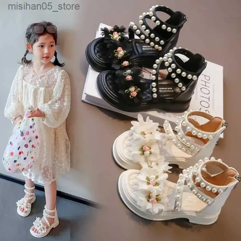Sandaler flicka sandaler 2024 sommar ny blomma fairy style prinsessskor fest bröllopshow mode mjuk ensam eleganta strandskor q240328