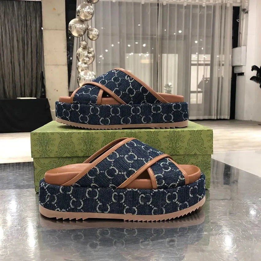 Designer tofflor sandaler plattform tofflor mules strand gummi broderade skor fashionabla utomhusfester lyxiga tjocka sulor vattentäta klackar 35-42