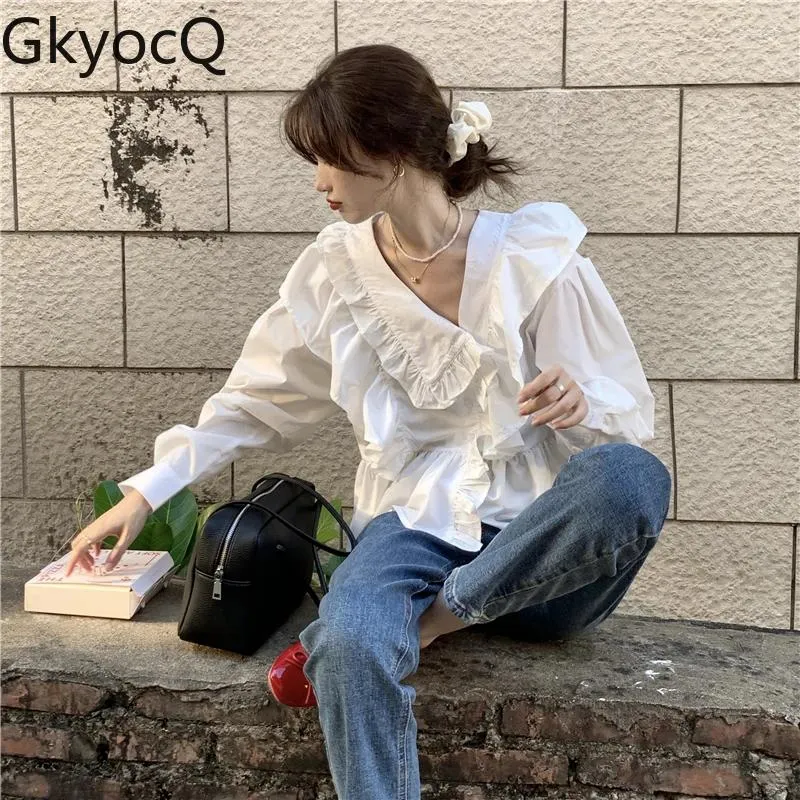 GkyocQ Koreaanse Mode Vrouwen Tops Lente Ruches Gesplitste Kraagvorm Lange Mouw Asymmetrisch Wit Overhemd Blouse