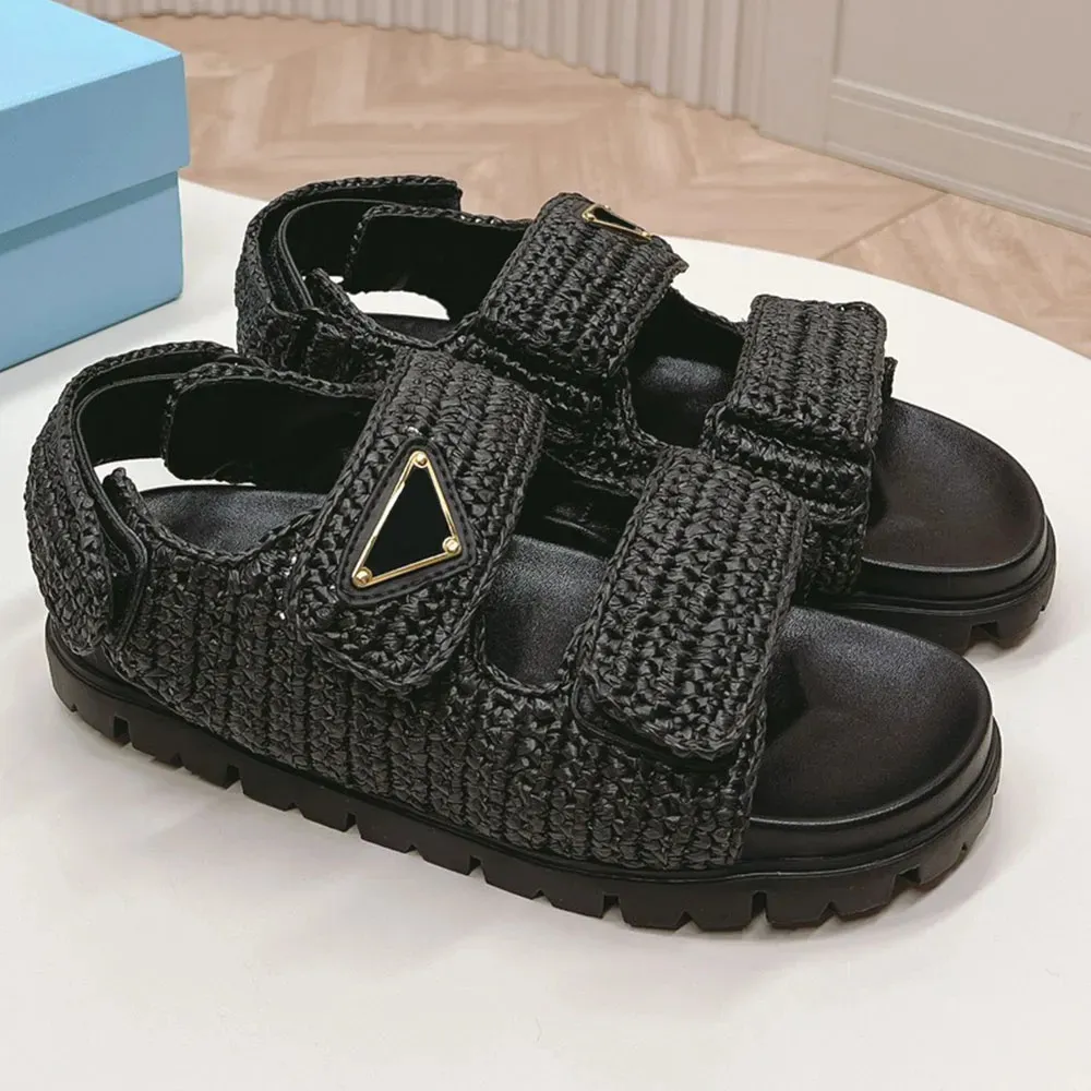 Sandali in tessuto intrecciato Nero 1X440N raffian sandalen designer sandalen driehoekige sandaal geëmailleerd metaal sportieve design sandalen verrijkte geweven stof Sandalen