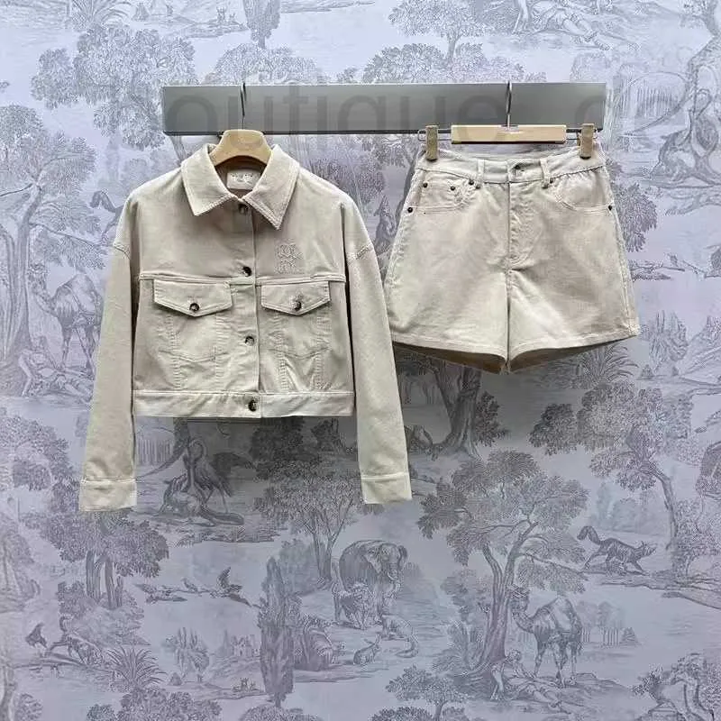 Pantalon deux pièces pour femme marque de créateur printemps/été nouveau Nanyou Miu élégant et lettre de poche veste courte manteau associé à un short ample ensemble 5UV4