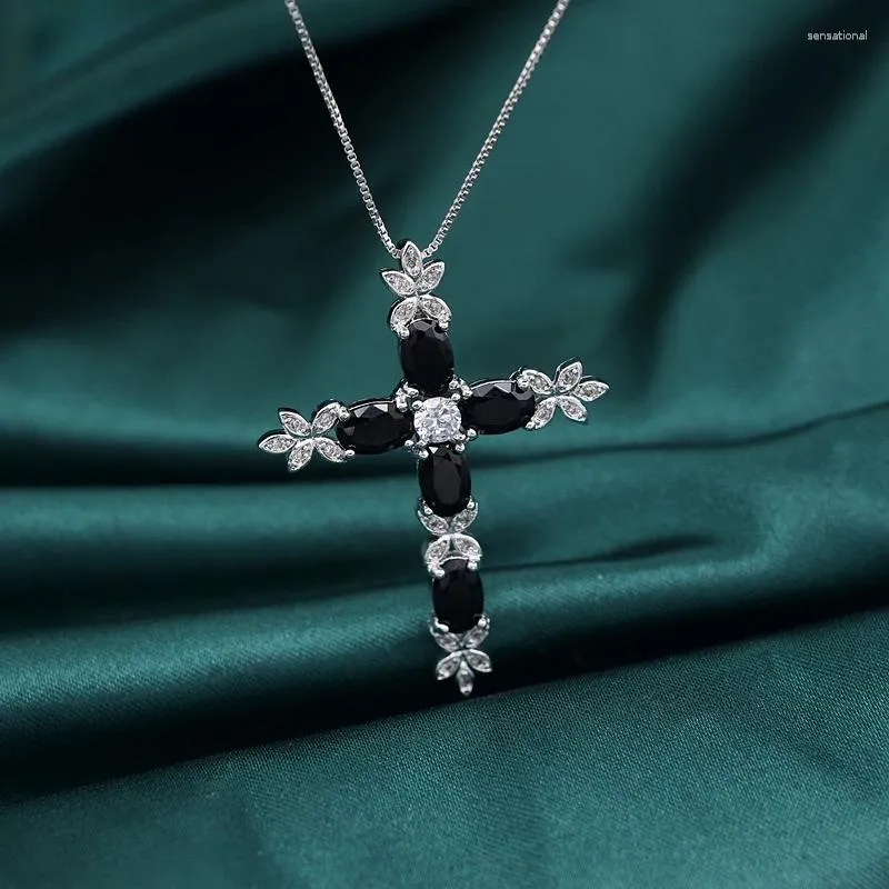 Collane con ciondolo Collana con croce di lusso per donna Nero Bianco Cubic Zirconia Pietra Gioielli per feste Crocifisso Ornamenti cristiani Accessori