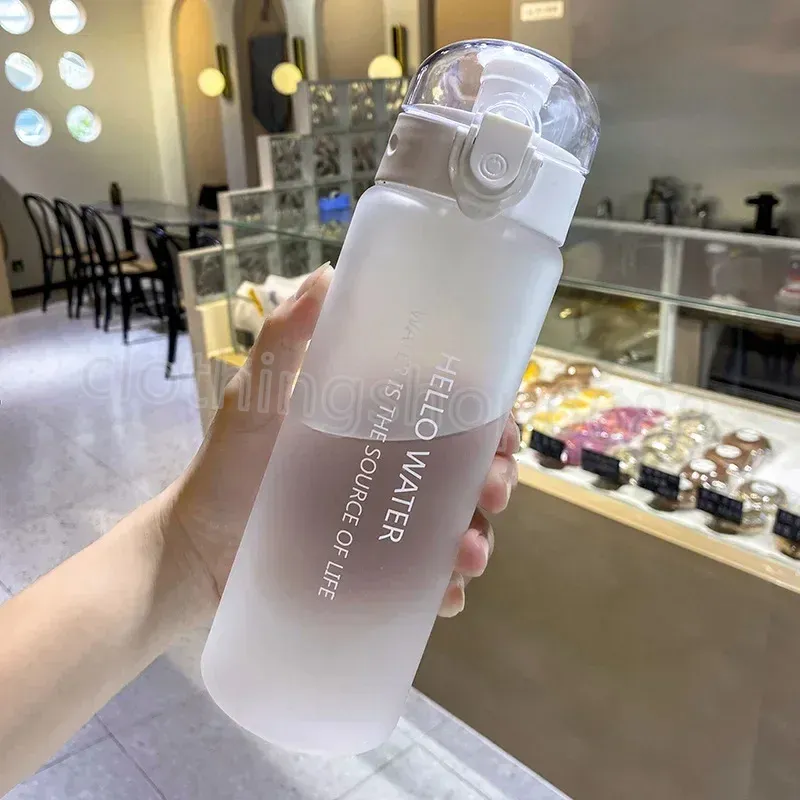 زجاجة مياه رياضية مبيعات حارة جديدة 780 مل في الهواء الطلق المشي لمسافات طويلة المحمولة زجاجة مياه بلاستيكية مع ROP