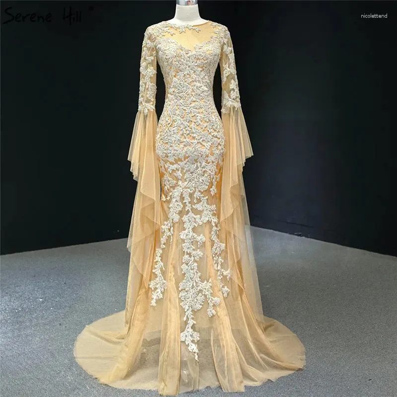 Robe de soirée sirène dorée, manches longues, col rond, perles, fleurs faites à la main, robe formelle, Serene Hill, HM67058, 2024