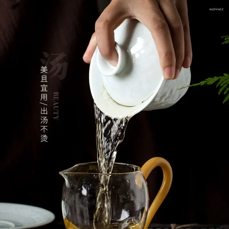 Set di articoli da tè Jingdezhen intagliato a mano coperchio in porcellana blu ombra tazza da tè singola per uso domestico porcellana di grandi dimensioni preparazione del tè Gaiwan Not