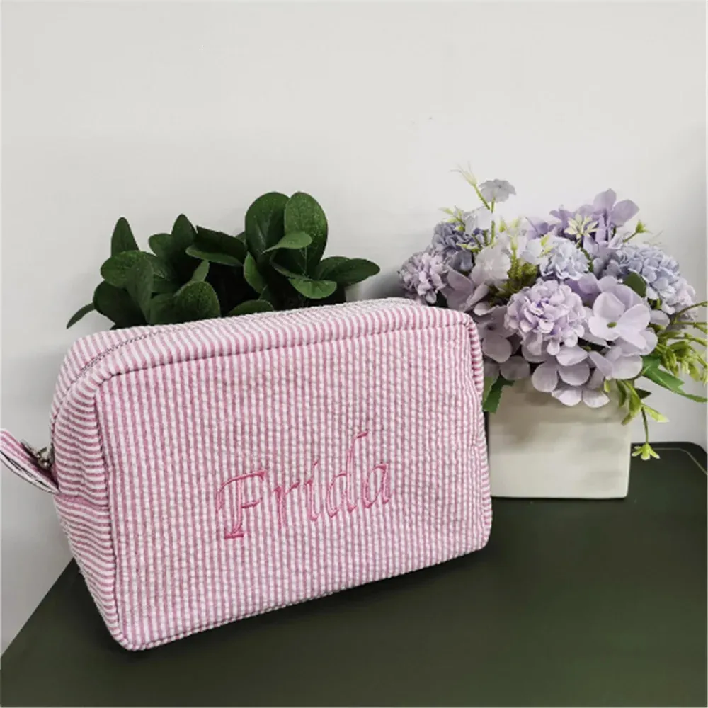 Personlig seersucker Makeup Bag broderad namn Wash Wedding Bridesmaid Gift 240328