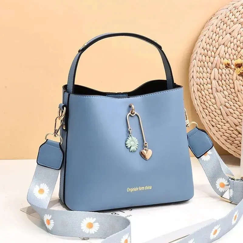 10A Borse a tracolla Rete rossa Moda All-match Borsa a secchiello monospalla Borsa da donna semplice di alta qualità 2024 Summer Messenger