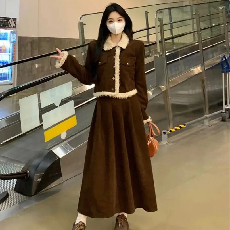 Vestido de dos piezas Conjunto de estilo retro de Hong Kong Mujer Otoño e invierno Tallas grandes Abrigo de lana corto elegante Tirantes de una línea Falda larga de dos piezas