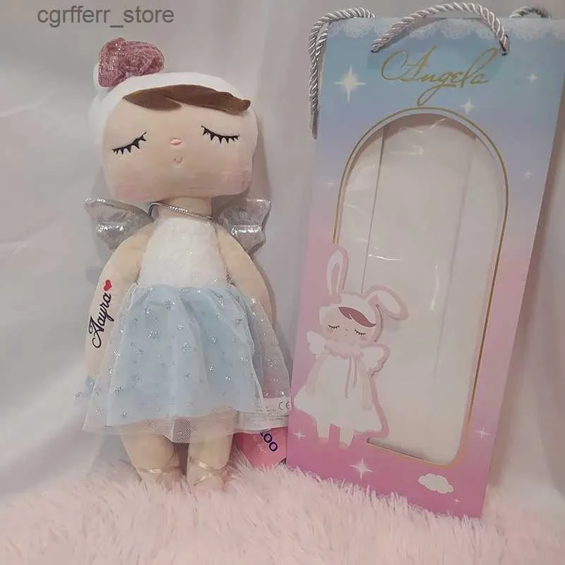 Fyllda plyschdjur Personligt namn Metoo Angel Angela Dolls With Bag Baby Kawaii fyllda leksaker för barn mjuk plysch leksak jul födelsedagspresent240327