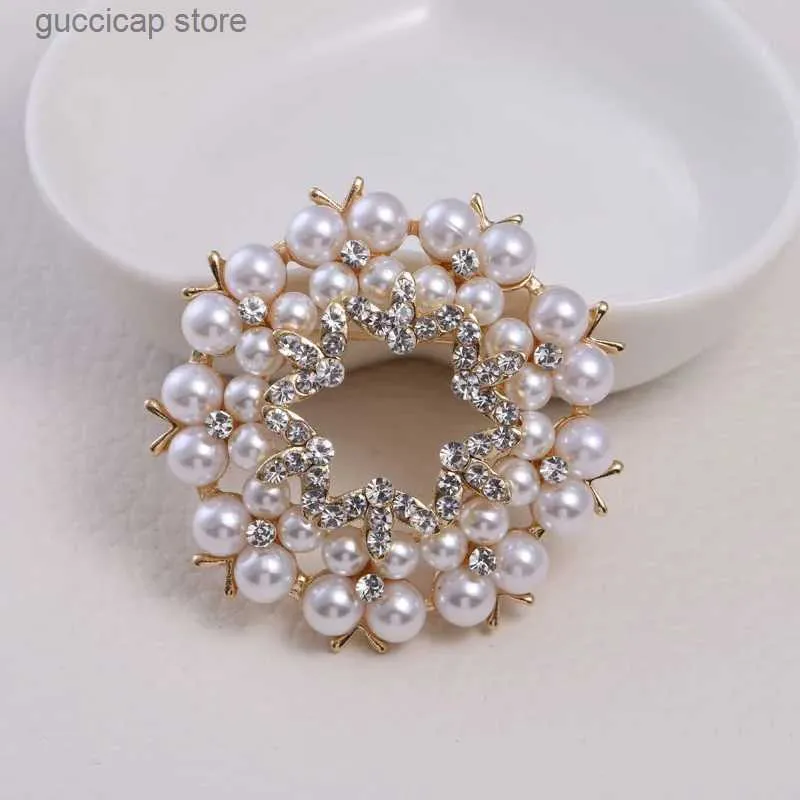 Pins Brooches Dmari Women Brooch Gorgeous Lapel Pin Vintage Wreath Large Pearl Fallen Leaves Badge Accessories For Clothing Luxury Jewelry Y240329