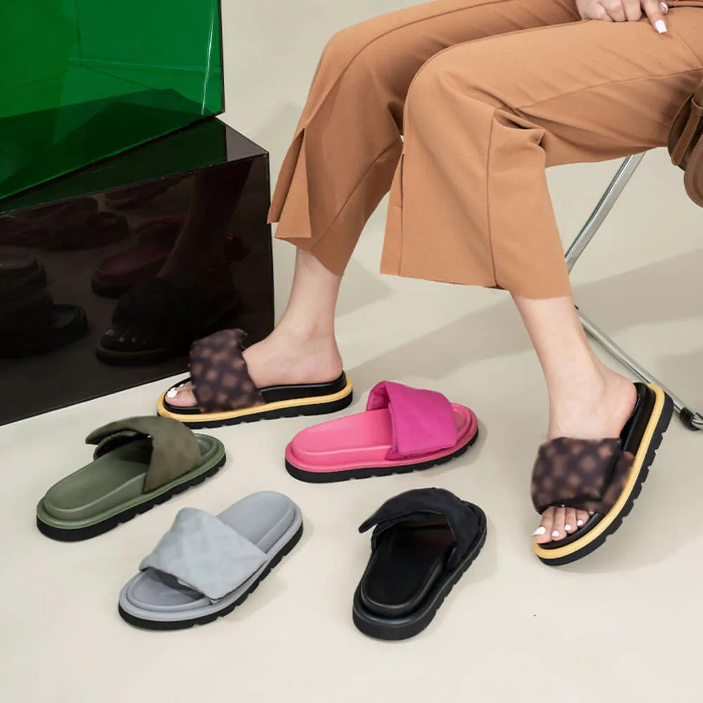 Designer Luisly Vuttonlys Sandales à semelles épaisses pour les femmes Summer Swear Slides Slips Sponge Cake Velcro One Line Slippers For Women LvSE