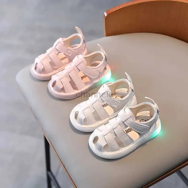 Sandálias Bebê Menina Sandálias Verão Criança Fechada Toe LED Praia Sapatos Recém-nascidos Infantis Sola Brilhante Princesa Sapatos Ocos Primeiros Caminhantes 240329