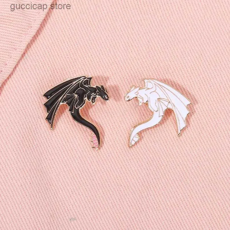 Pins Broschen Monster Dragon Emaille Pin Angepasst Schwarz und Weiß Western Dragon Brust Pin Flip Neck Emblem Interessante Punk Schmuck Geschenk Y240329