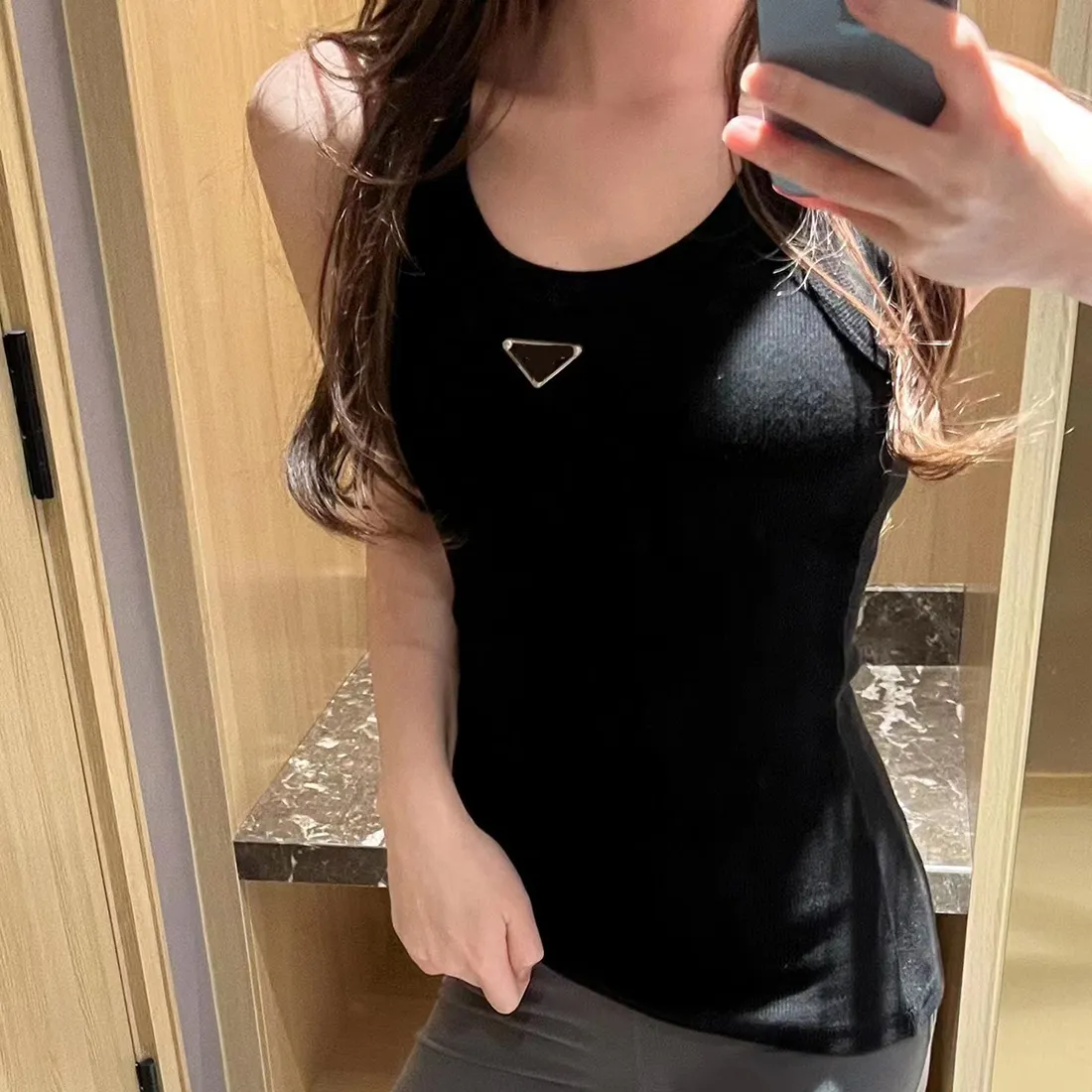 Luxury Designer Womens T Shirts Summer Women Tops Tees Crop Top Embroidery Sexy Off Shoulder Black Tank Top Casual Sleeveless Backless Top Shirts Solid Color Vest