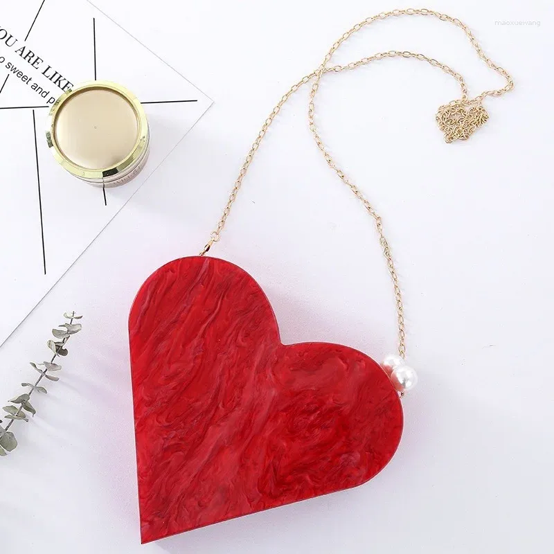 Kvällspåsar unika designer akrylkoppling söt röd hjärta form pärlkedjekedja väska kvinnor axel handväska plånböcker