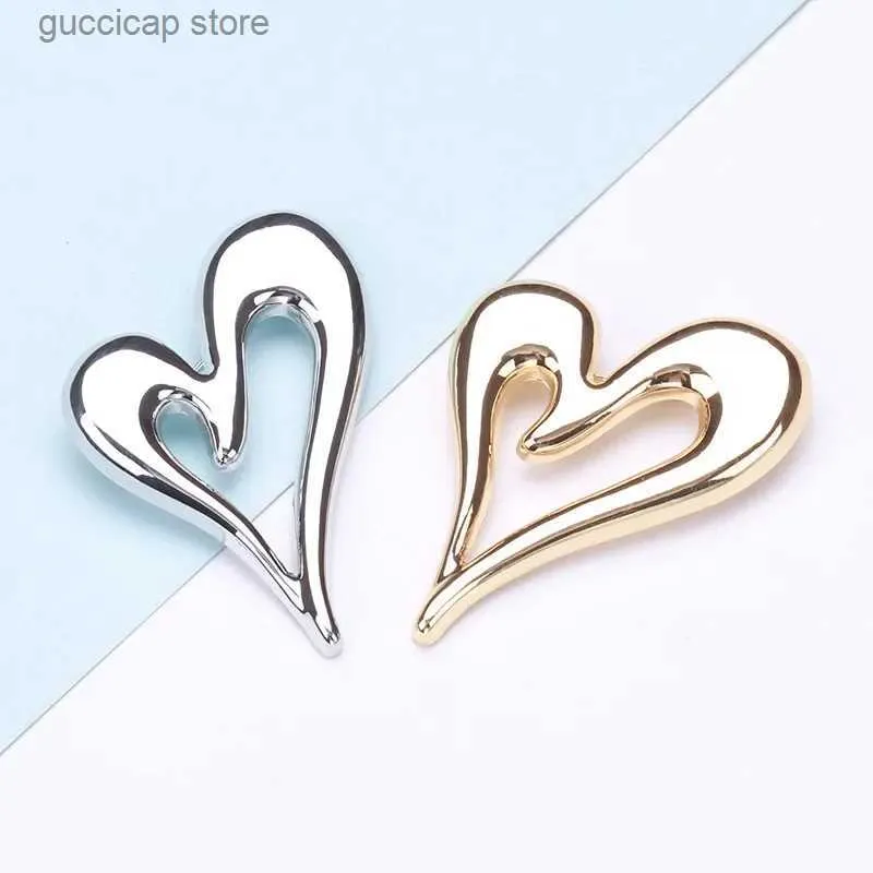 Spille Spille Dmari Spille da donna Trendy metallo a forma di cuore Spilla Accessori di design gotico per abbigliamento unisex Gioielli di lusso Y240329