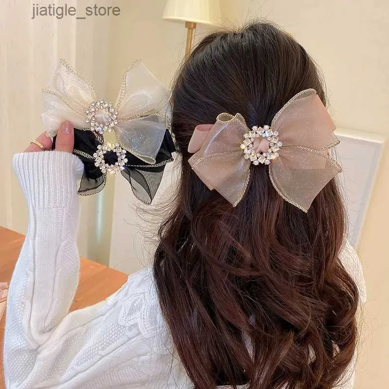 Haarspangen Diamantbesetzte Blumen-Organza-Schleifen-Haarspange Mode-Temperament-Feder-Clip Übertriebene Haar-Accessoires Y240329