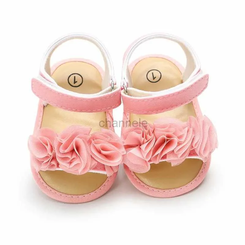 Sandaler babyskor Sandaler Baby Girl Summer Flat White Flower Princess Shoes Nyfödda Småbarn Spädbarn Elegant Pink Söta Prewalkers 0-18m 240329