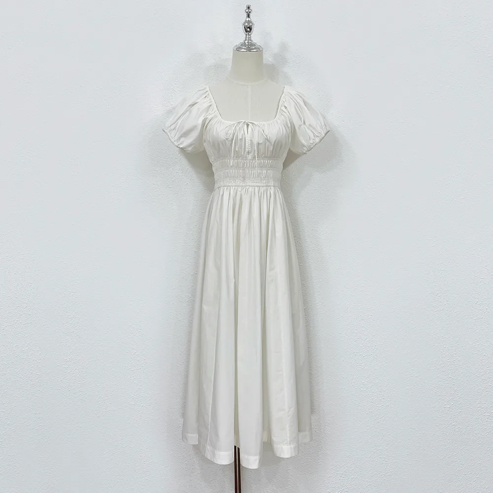 La robe élastique nouée en coton met en valeur une silhouette gracieuse
