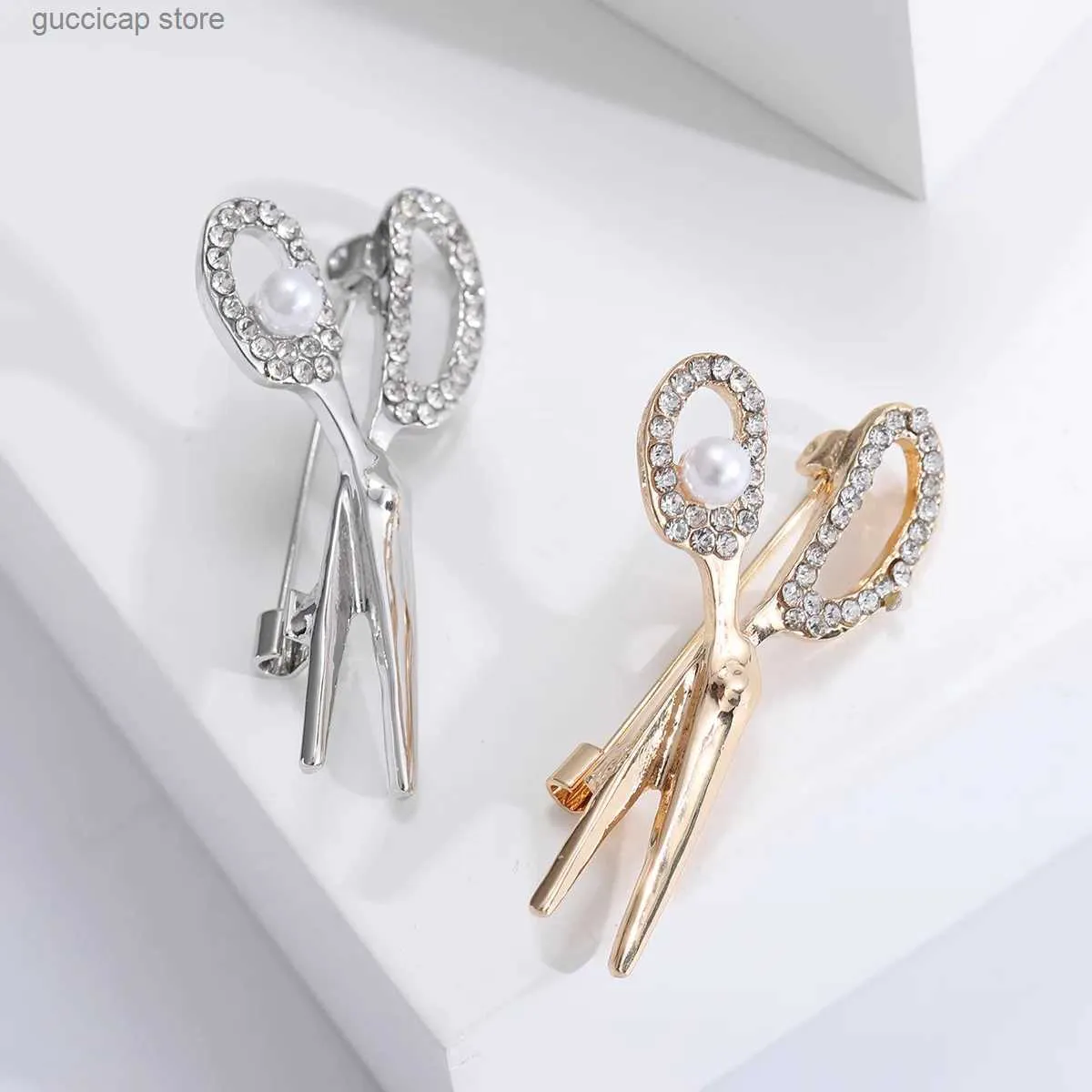 Pins Brooches Dmari Women Brooch 2-Color Enamel Brooch Pin Luxury Scissors Lapel Pin Pearled Rhinestone Jewelry Accessories Y240329