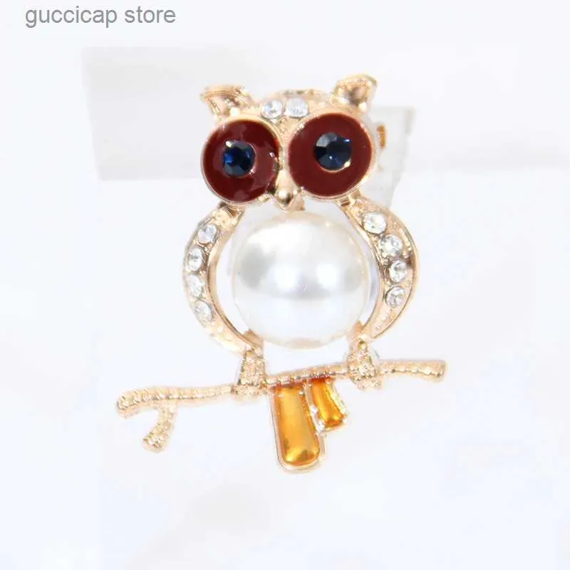 ピンブローチMozog Exquisite Brooch Ultralight Owl Clothing Lapel Pins Popual Alloy Tack Fashion Jewelry Versatile Ornament Daily Decoration Y240329