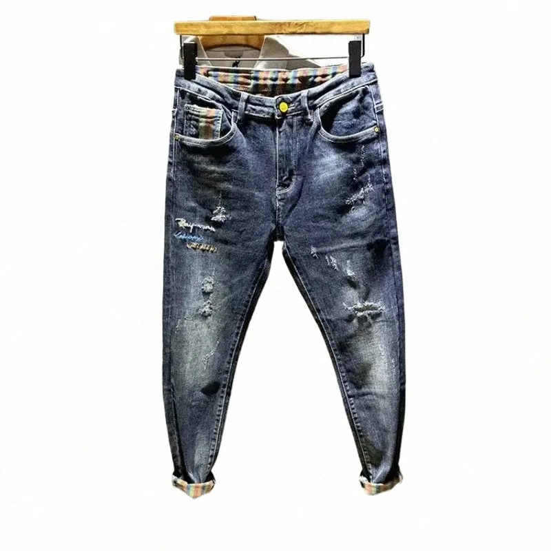 2022 Summer Blue Distraed Patch Young Men Slim Fit Elastic Ripped Streetwear Fi Korean pojkvän Designer Jeans för män T0KE#