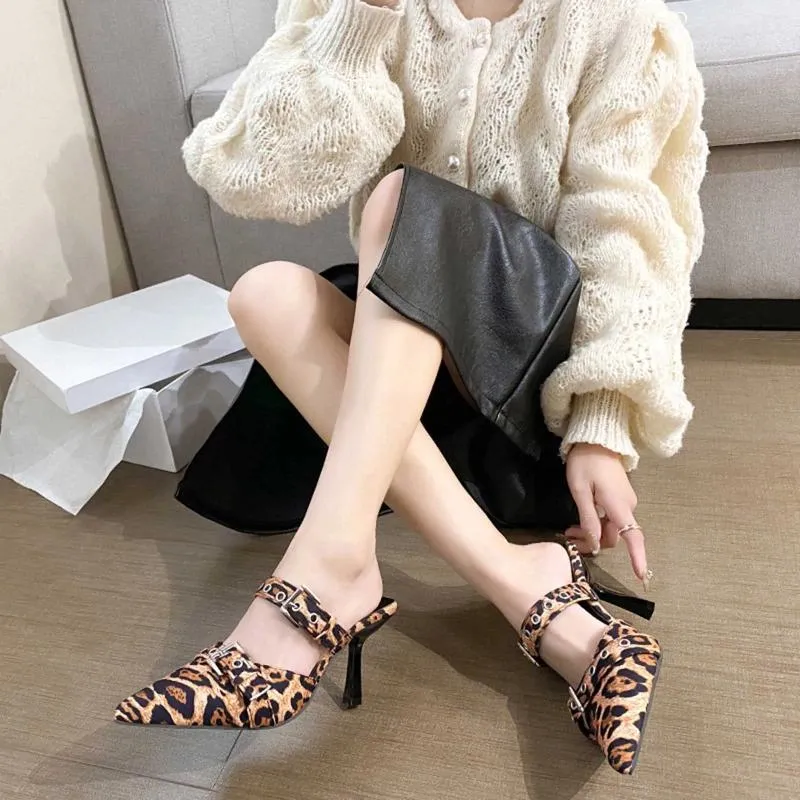 Sandaler Summer Women's Ladies Shoes Pointed Leather Belt Buckle Thin Heel Bao Toe Leopard Tryckt plattformspumpar