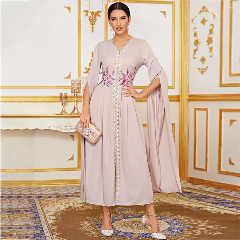 Roupas étnicas Mulheres Eid Muçulmano Abaya Flare Manga V Pescoço Dubai Longo Robe Bordado Solto Vestidos Abayas Lindo Vestido de Festa Patchwork