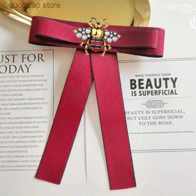 Fliegen Biene Band Bogen Brosche Koreanische Einfache College Stil Damen Hemd Perle Kristall Kragen Mode Bogen Clip Y240329