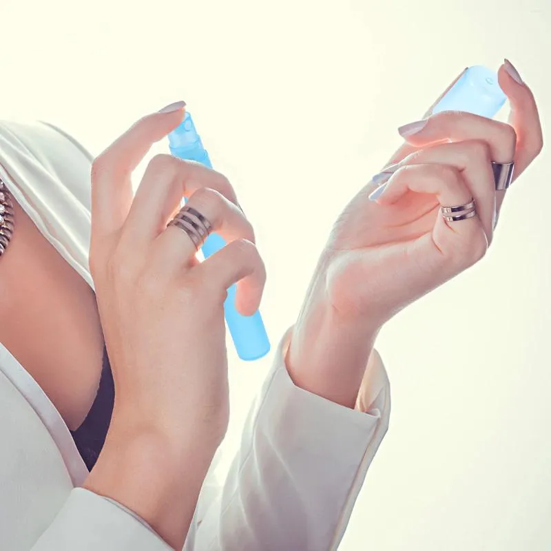 Lagringsflaskor parfymatomisatorer påfyllningsbara färgglada plastutdelningsflaskspray för hår