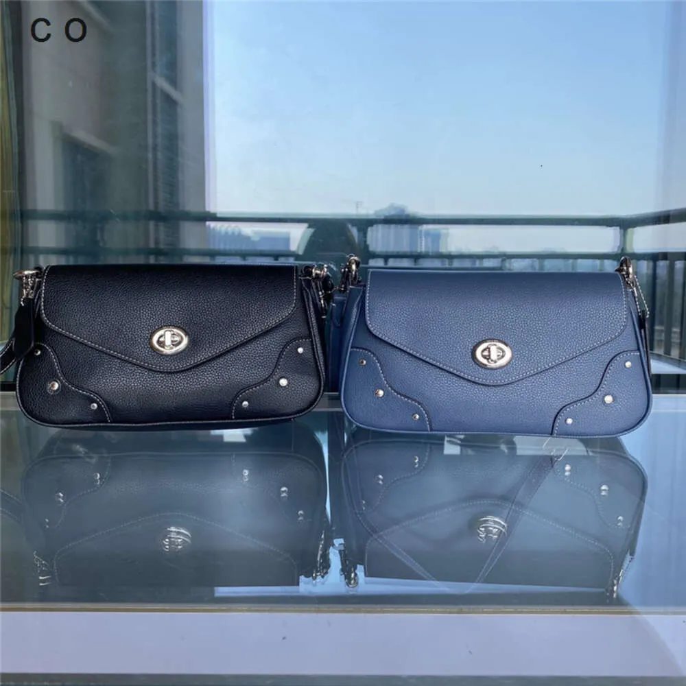 Bolsas de ombro femininas estão à venda na fábrica Nova bolsa feminina Olay Millie Locomotive Rivet portátil pequena quadrada de um ombro crossbody nas axilas