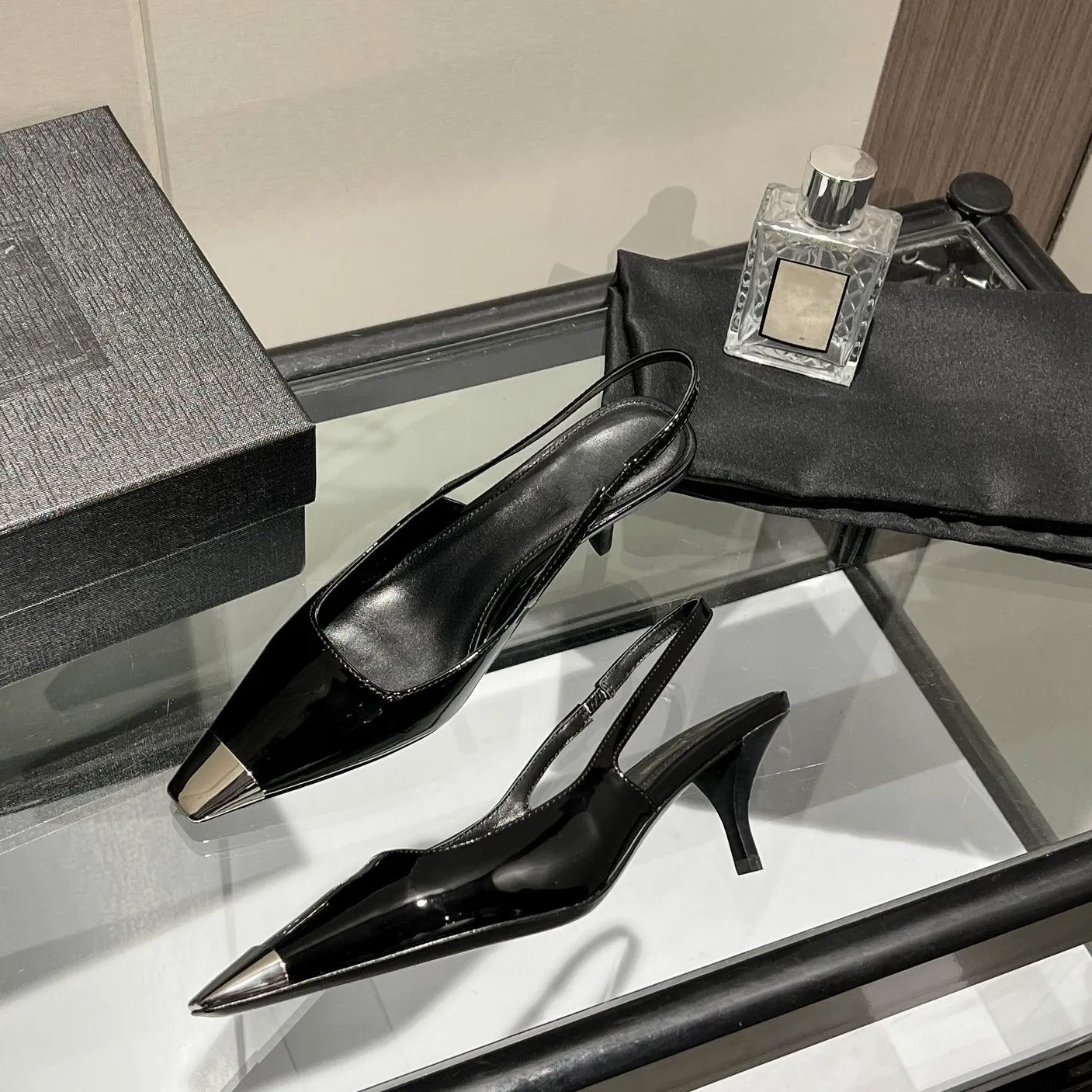 Chaussures habillées de créateurs Escarpins à talons aiguilles de luxe en cuir verni petits orteils carrés en métal sandales Slingback semelle extérieure en cuir femmes chaussures de soirée