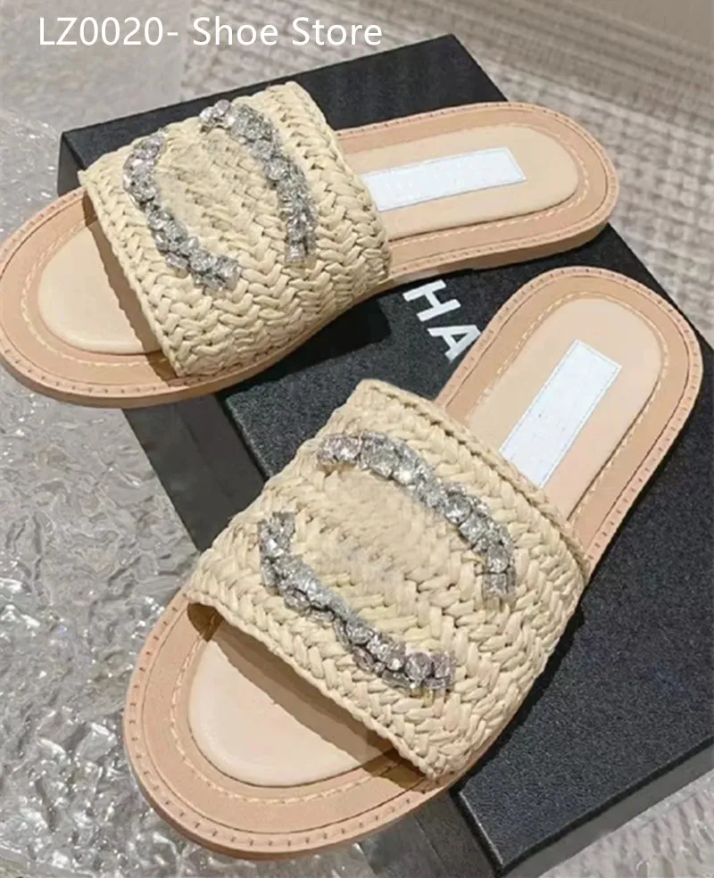 Paris Luxo Sandálias Femininas Charme Antiderrapante Férias Praia Dedo Aberto Sapatos Baixos 2C Canal Água Diamante Tecido Marca Sapatos Casuais Chinelos de Moda Sapatos de Designer CCCC