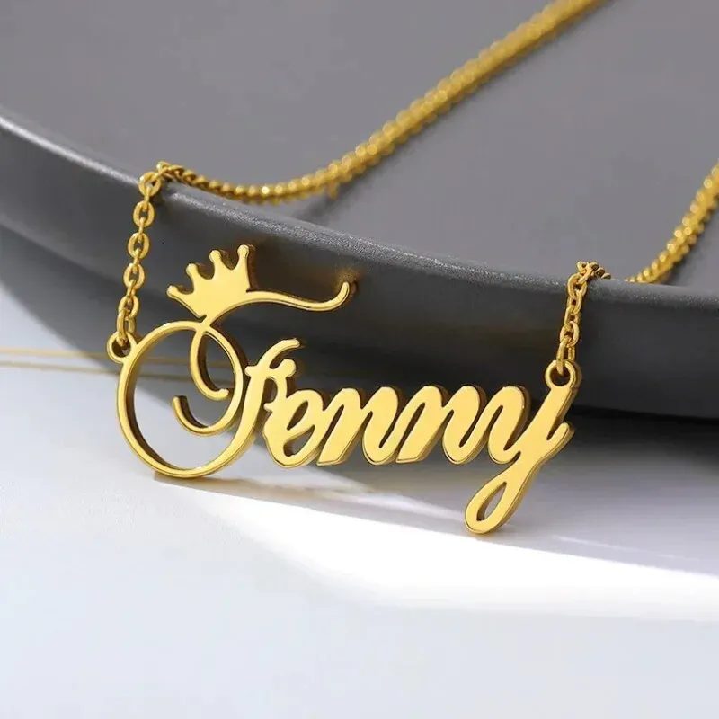 Aangepaste naam ketting voor vrouwen gepersonaliseerde kroon cursief lettertype goud roestvrij staal letter hanger choker sieraden verjaardagscadeaus 240321