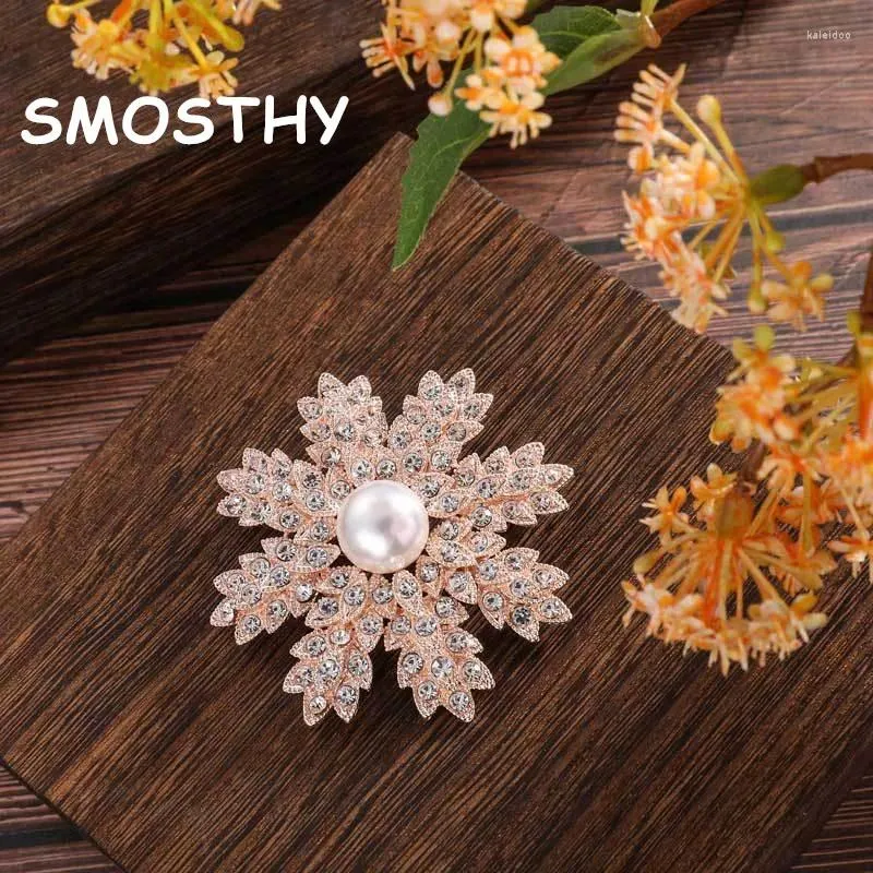 Broches 1 stks High-end Delicate Kerst Parel Sneeuwvlok Broche Festival Gift Bloem Revers Pin Pak Jurk Accessoires Groothandel OAB027