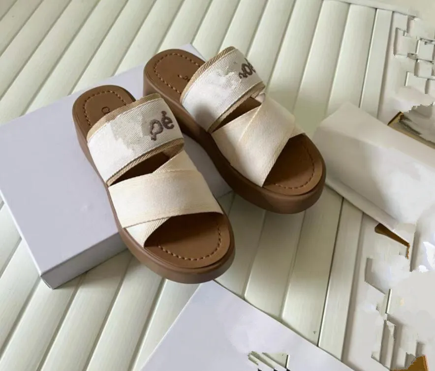 2024 Designer Woody Sandálias Mulheres Praia Sandália Mules Flat Slides Light Tan Bege Branco Preto Lace Lettering Tecido Chinelos de Lona Mulheres Verão Sapatos Ao Ar Livre