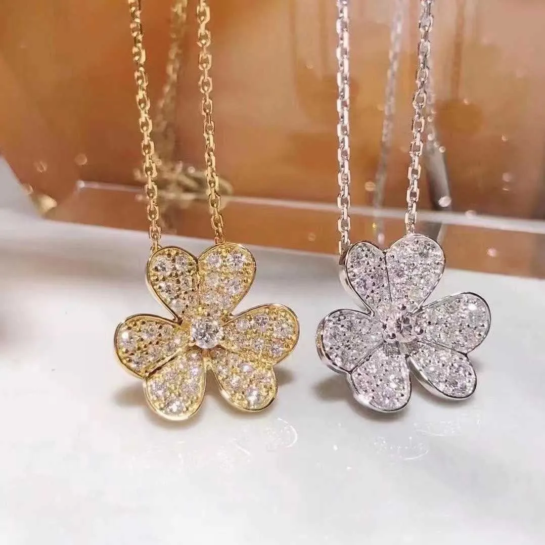 Brand de créateur Glod High Edition Van Lucky Clover Collier Womens Tépoustaged 18K Rose Gol Full Diamond Petal Flower Pendentif With Logo TXZB