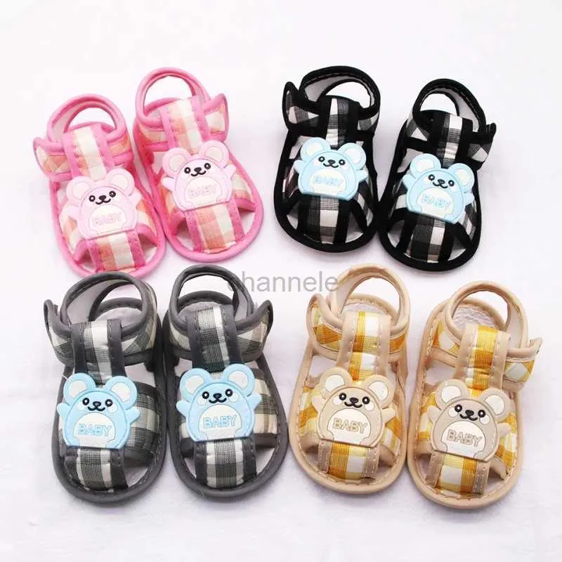 Sandaler Summer Bear Pattern Hollow Sandals for Baby Boys Girls Spädbarn Nyfödda Småbarnskor Kids Soft Sole Shoes First Walker Clogs 240329