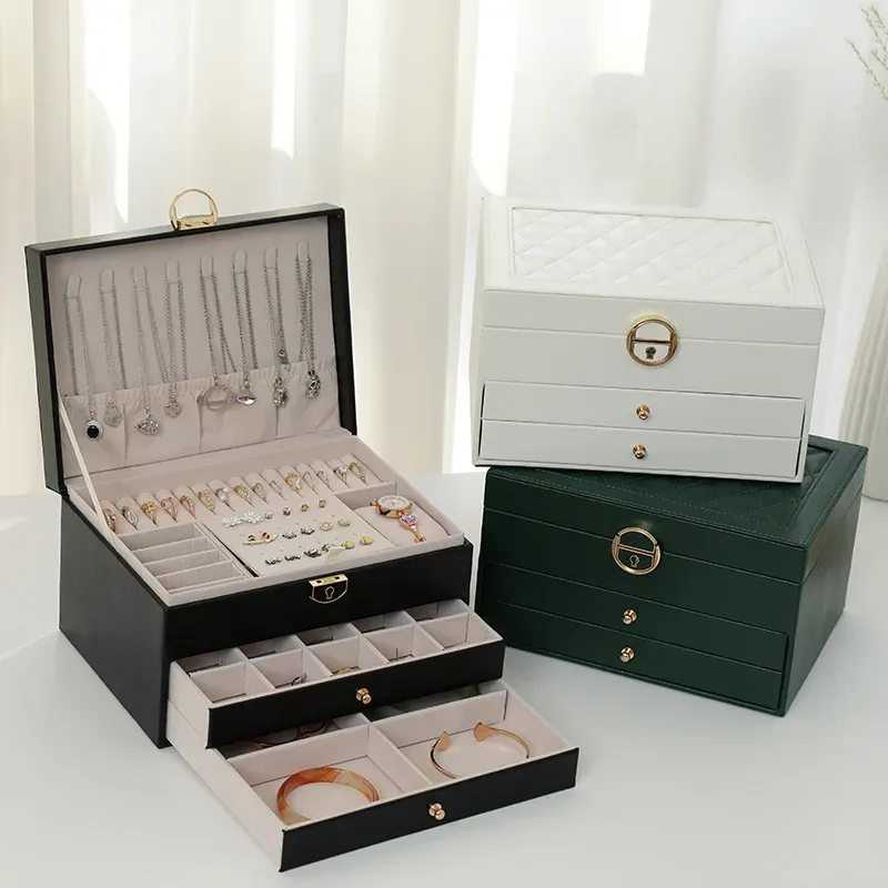 Visualizza una scatola di organizzatore di gioielli in pelle bloccabile di grandi dimensioni con più valori di gioielli di gioielli e confezionamento