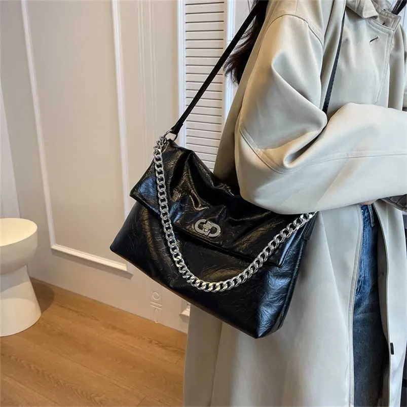 イブニングバッグのデザイナー財布クリアランス新しいファッションストリートフォトInstagramオイルワックスチェーンショッピングバッグトートスリングワン肩斜めのストラドル女性