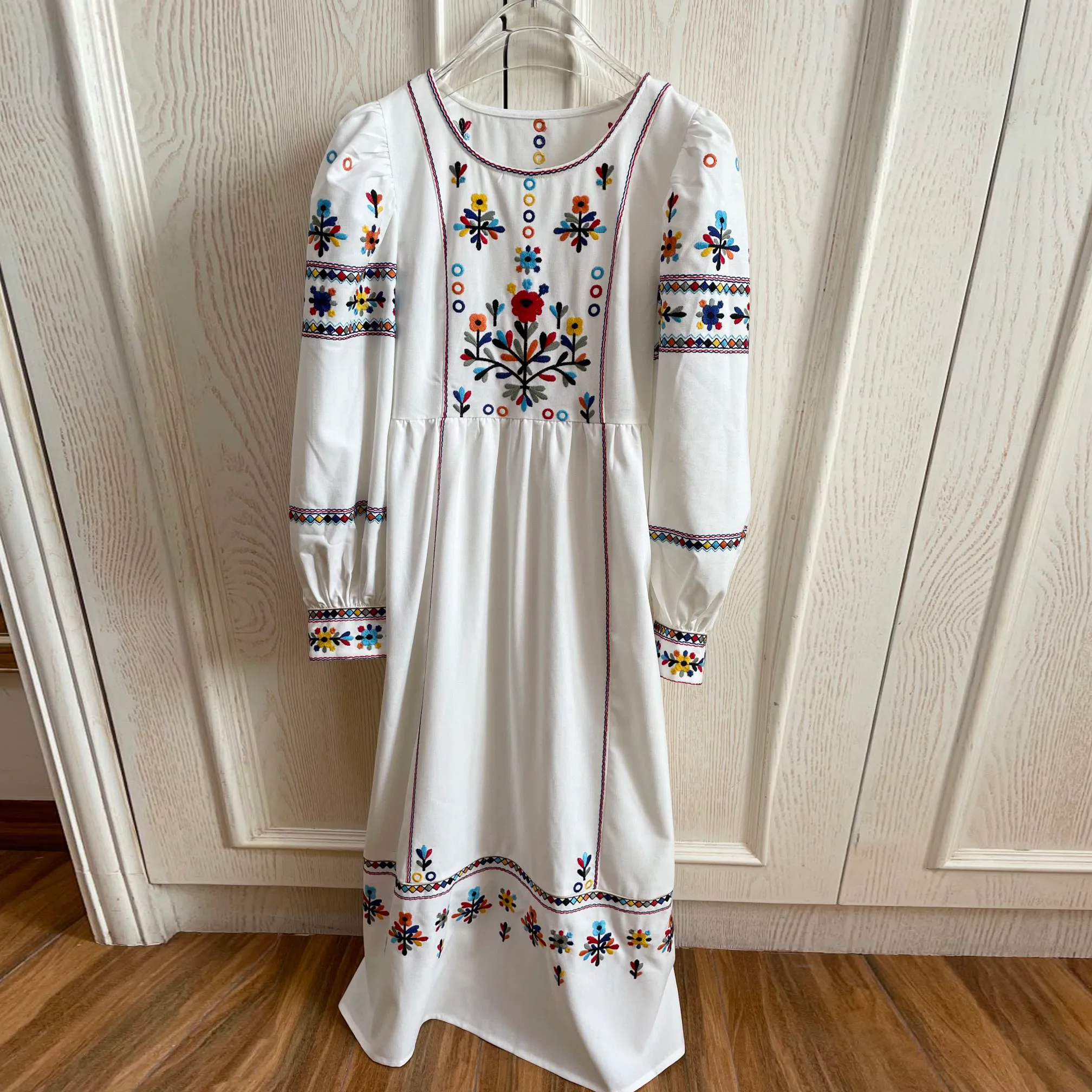 Robe femme coton blanc col rond manches longues robe midi brodée colorée