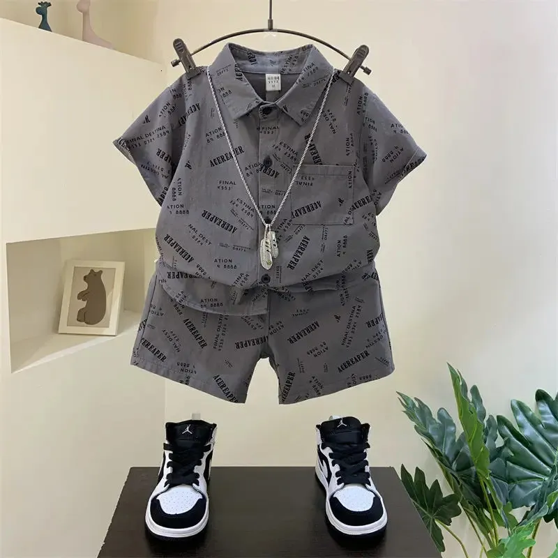 Conjunto de manga corta Camiseta Pantalones cortos 2 piezas Conjunto Niños Verano Bebés Moda Cuello redondo Chándales Ropa para niños 212 años 240323