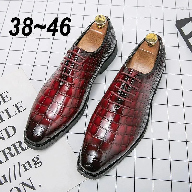 Casual Shoes Designer Mens Patent Leather Red Black Dress Luxury Suit italienska Derby Loafers Formella affärsskor för män