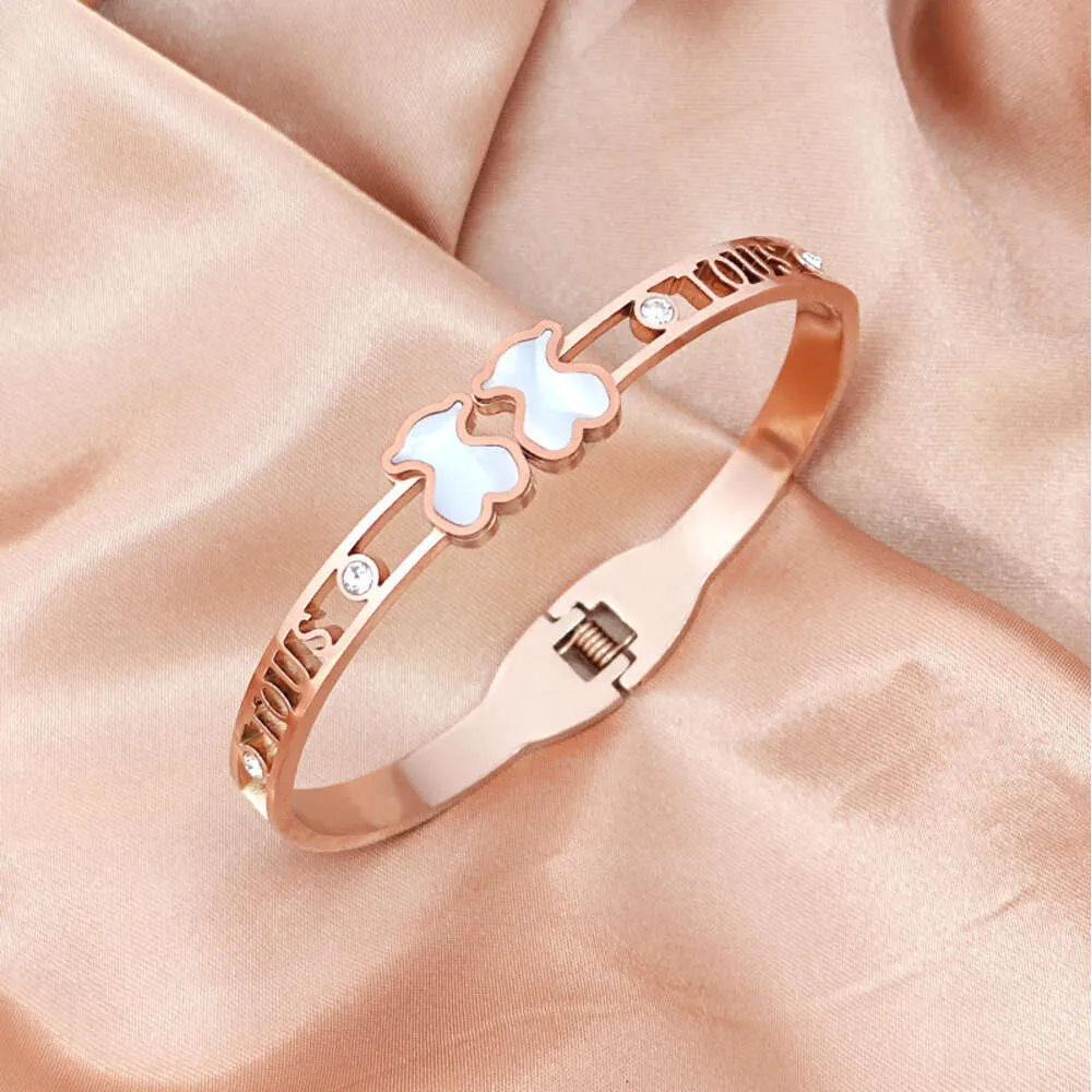 Bracciale in acciaio al titanio color oro rosa venduto a caldo da celebrità di Internet, orsacchiotto femminile con intarsio di diamanti, accessorio per bracciale alla moda per coppia scavato