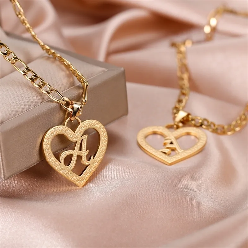 Personlig 18K Plate Gold Heart Initial Letter Pendant A-Z Bet Halsband Charm Halsband Rostfritt stål smycken för kvinnor 240329