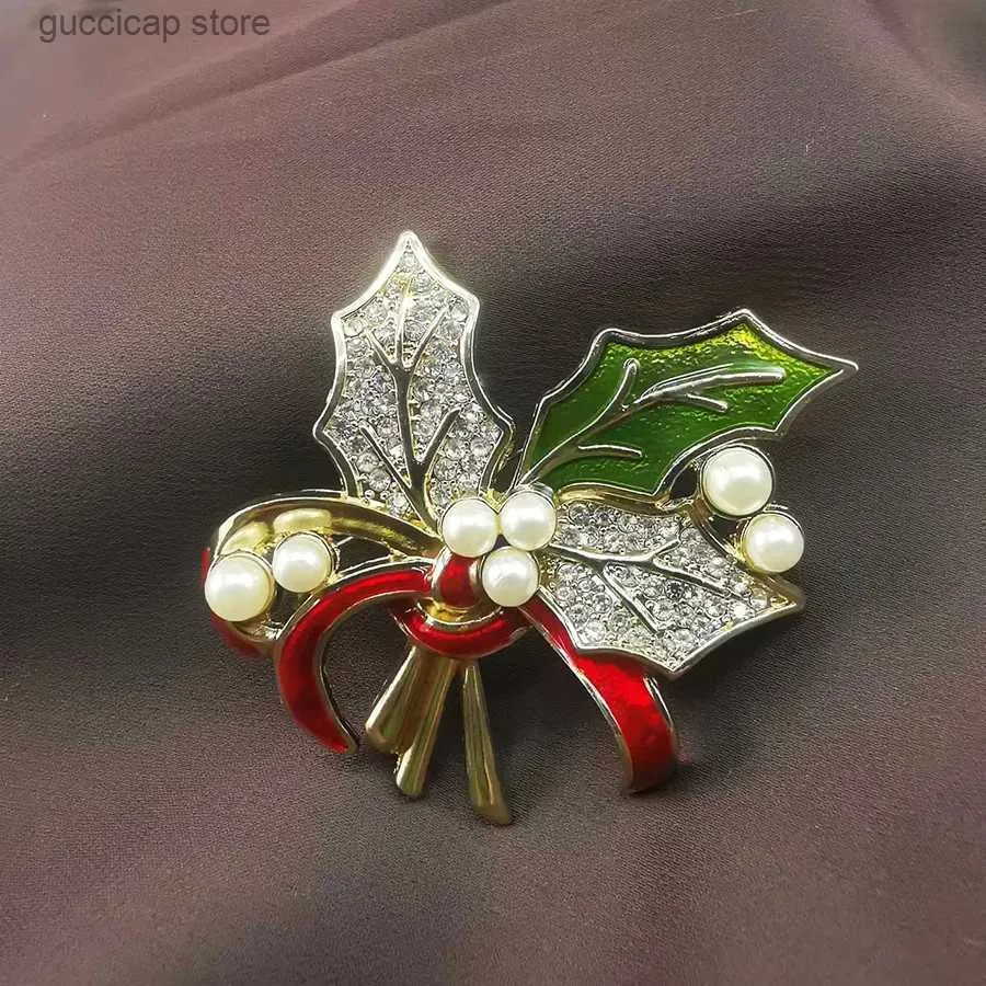 Pins broszki Nowy ręcznie robiony szkliwo malowany prezent świąteczny qrnaments Holly Leaf Pearl Brooch Y240329