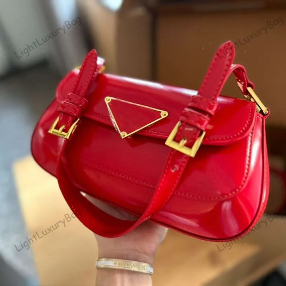 Borsa da sera di designer di vendita calda di lusso a undici ascellate di lusso borse in pelle in pelle di alta qualità borse di moda per donne baguette a spalle rosse