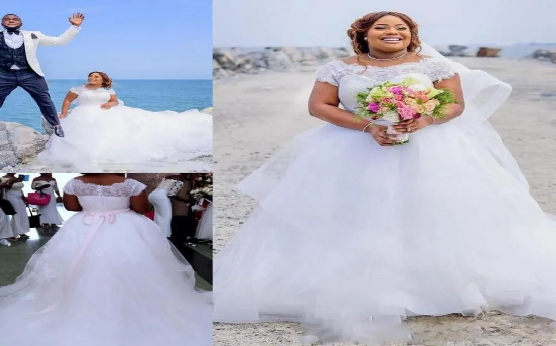 Magnifiques robes de mariée à manches courtes à volants manches en dentelle une ligne robes de mariée de plage avec ceinture Tulle robes de mariée gonflées 2055759752