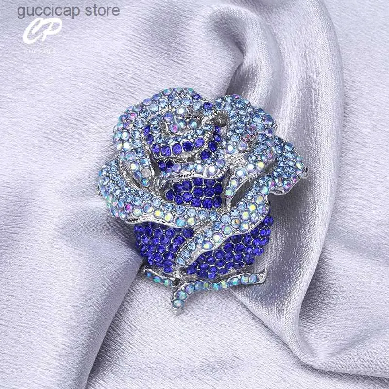 Broches Broches Haute qualité Mode Alliage De Luxe Bleu Rose Strass Rose Broche Atmosphérique Bleu Fée Dame Costume Manteau Accessoire Pin Y240329