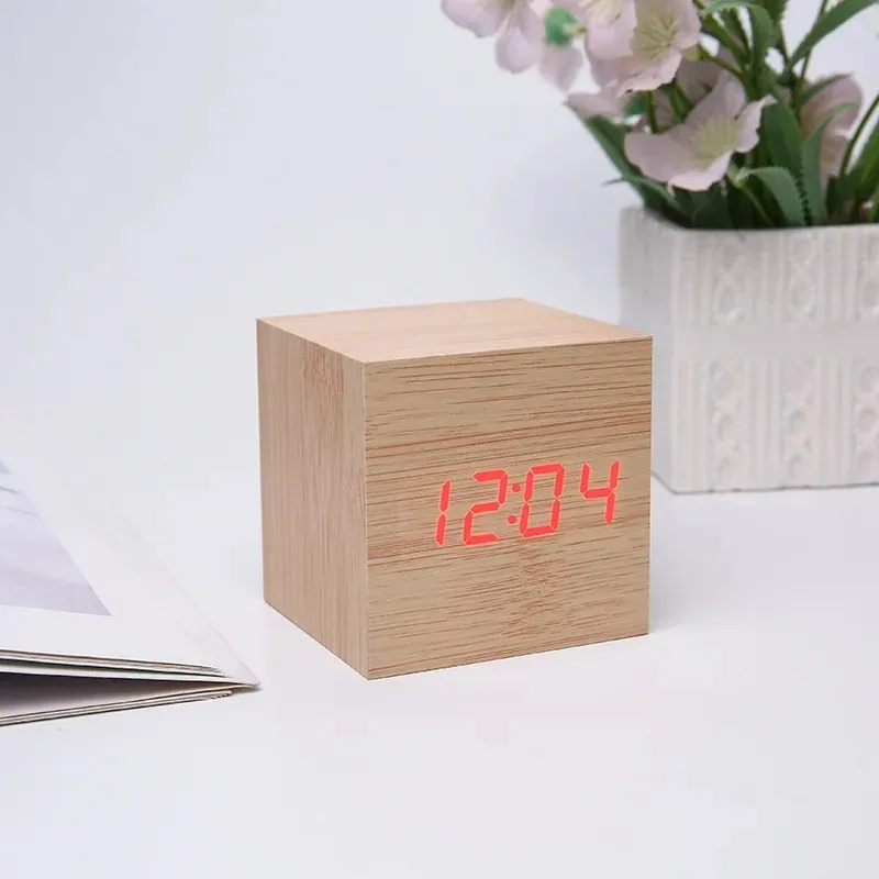 Novo despertador digital de 2024 Relógio de madeira Despertador de madeira USB/ bateria, mini -cubo LED de relógio digital com hora/ data/ temperatura Exibição